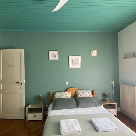 לינה וארוחת בוקר A L'ombre Du 3*